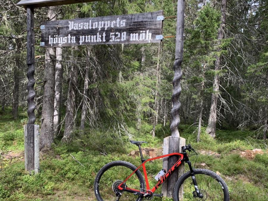 Mountain bike is leaning against a pole at Vasaloppet's highest point 528 meters above sea level.