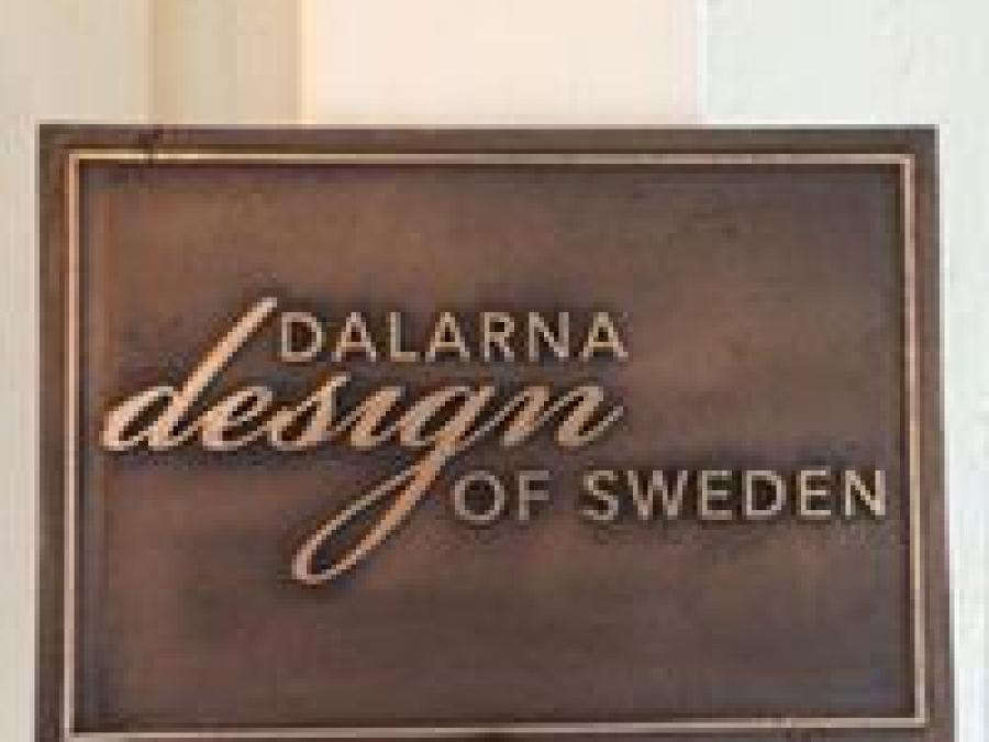 Skylt i brons med texten Dalarna design of sweden.