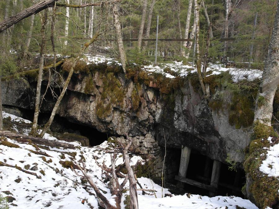 The narrow entrance to the mine.