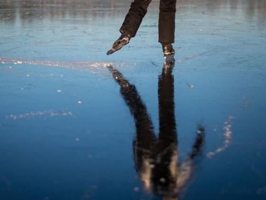 Skridskoåkare på isen.