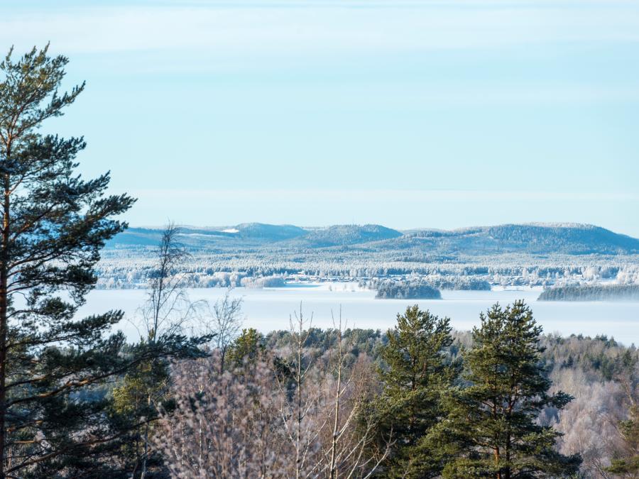 Utsikt över is på Orsasjön. 