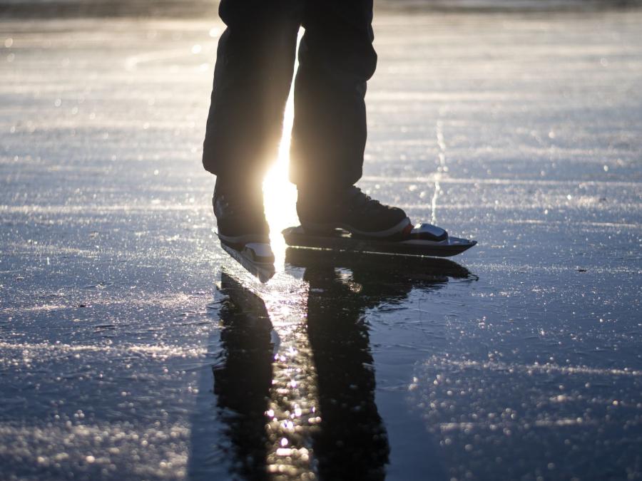 Skater on Lake Öjesjön.