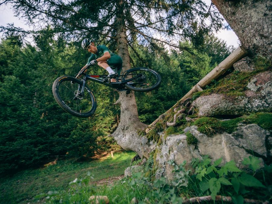 Man jumping with mtb.