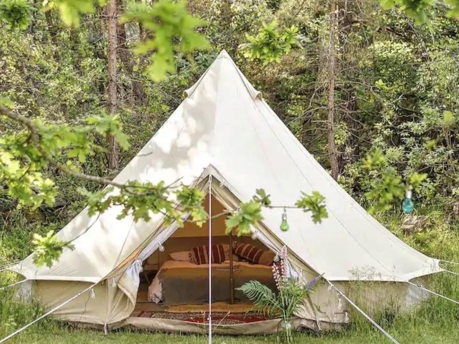 A glampingtent in the forest.