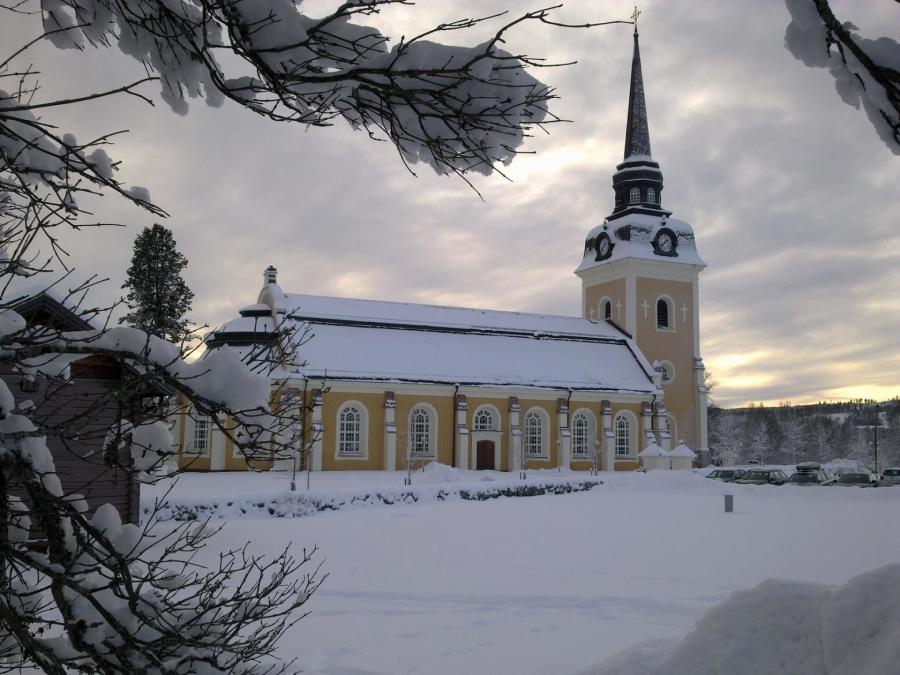 Älvdalens kyrka i vintertid.