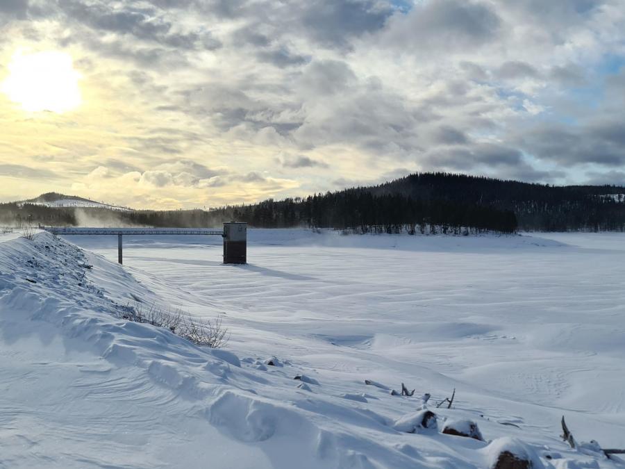 Dammen i Vässinkoski vintertid.