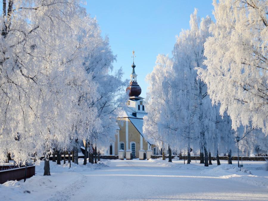 Leksand kyrka i rimfrost.