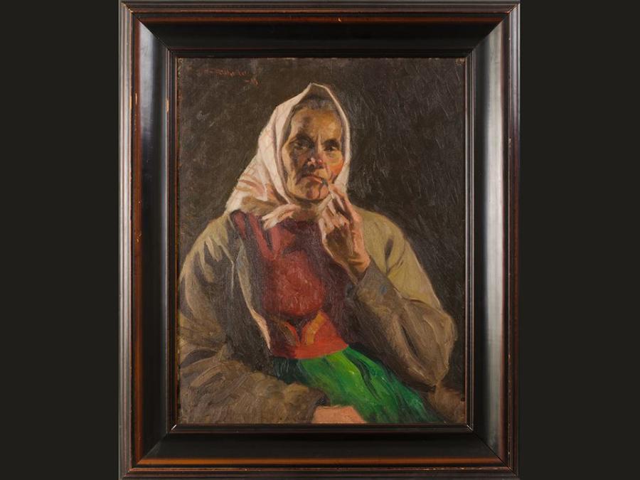 En målning föreställande en äldre kvinna med ljus sjal och sockendräkt.