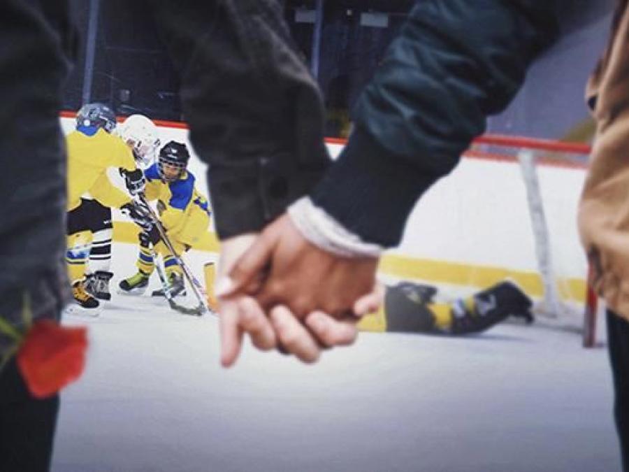 Hockeyspelare i blå gula kläder.