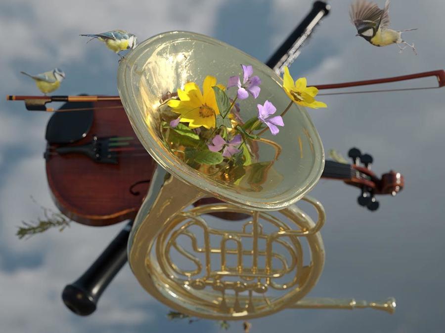 Ett valthorn med blommor i klockstycket, bakom hornet syns en fiol och en klarinett, alla svävar bland molnen.