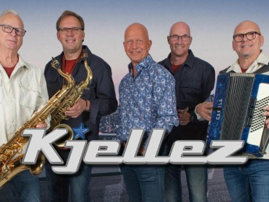 Fem män i olika skjortor, några håller i instrument, Kjellez med vita bokstäver.