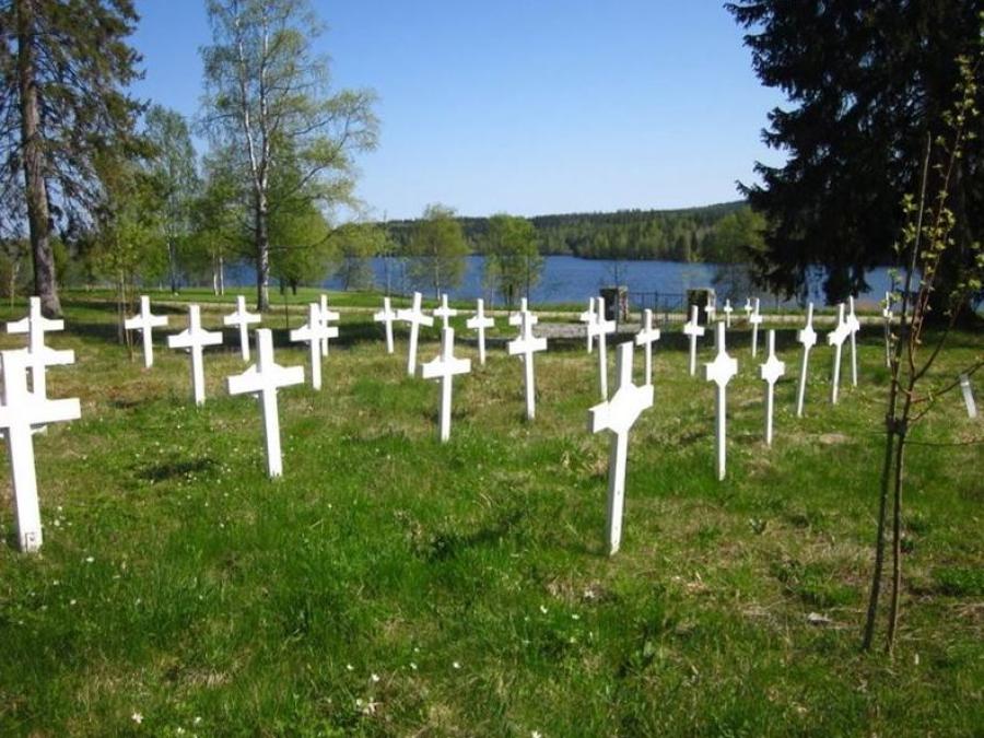 Fler vita kors på en kyrkogård.