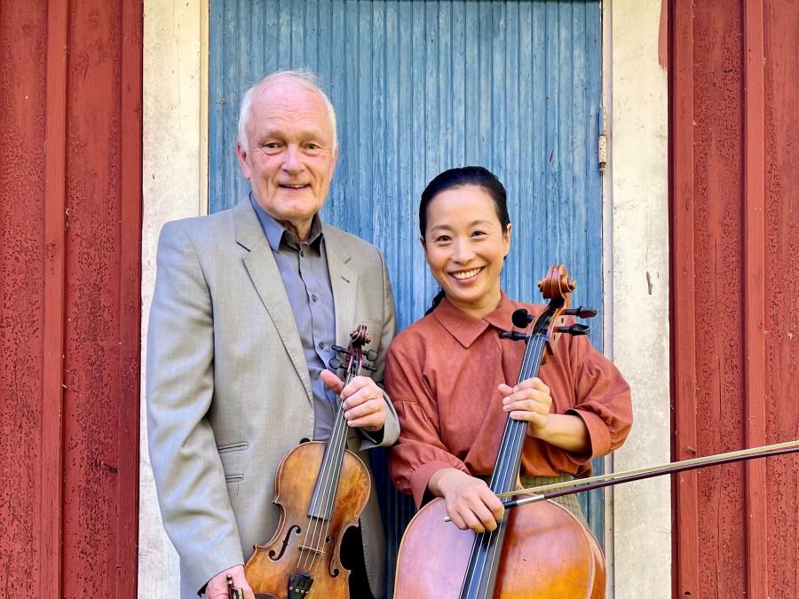 En man och en kvinna, mannen håller i en fiol och kvinnan håller i en cello.
