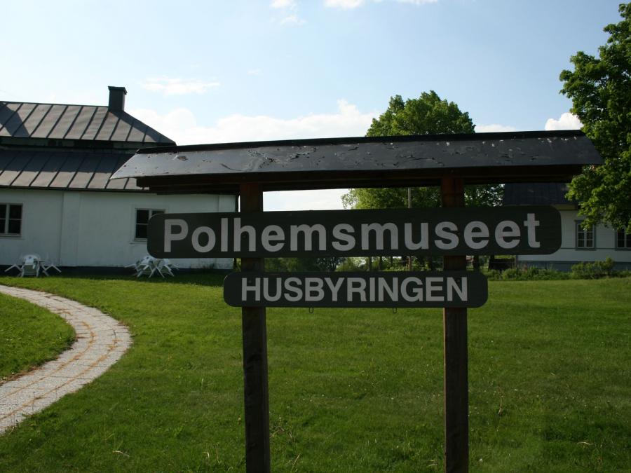 Skylt utanför museet som det står Polhemsmuseet Hurbyringen på.