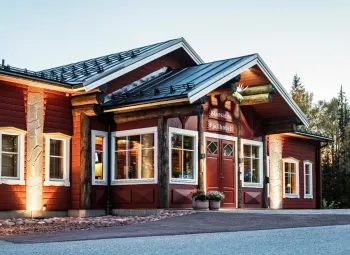 Exteriör av hotellet Storsätra i solnedgång.