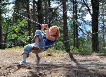 Barn leker i låghöjdsbanan på Idre Fjäll