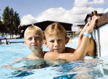 Utomhusbad på Idre Fjäll med mycket badande folk