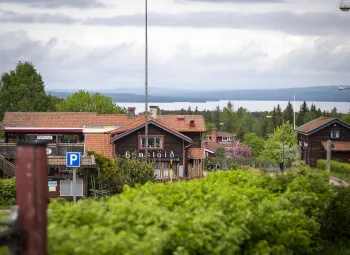 Utsikt över Siljan med hantverksbutik i förgrunden.