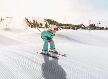 Slalomåkande barn