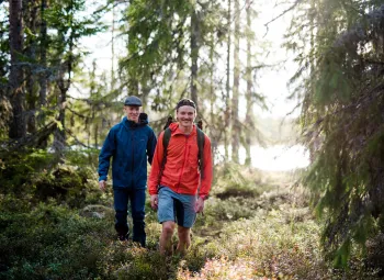 Två kompisar som vandrar längs en led.