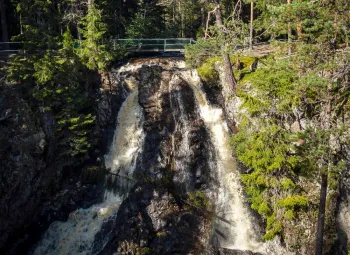 Vattenfall med bro över.