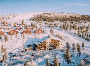 Hotellet med skidbacke intill.