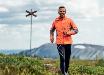 En man som springer på fjället.