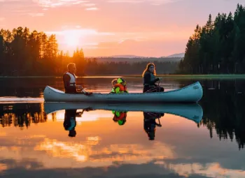 Tre personer som paddlar kanot.