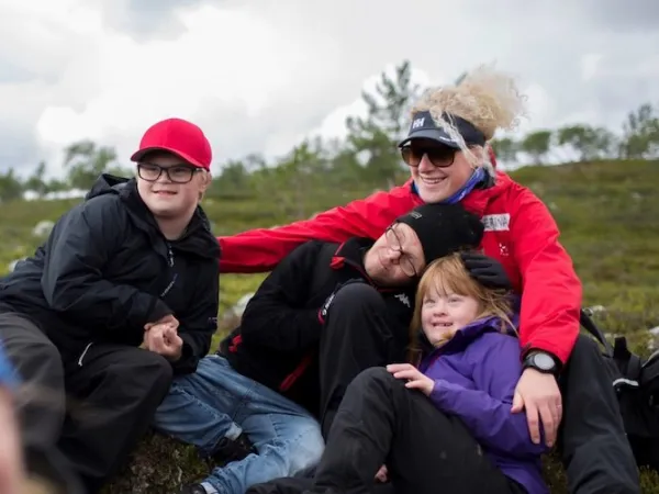 Familj som njuter på fjället.