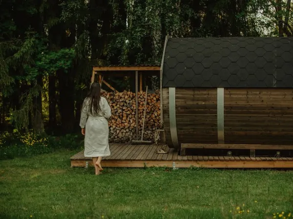 Tjej som går mot en bastu.