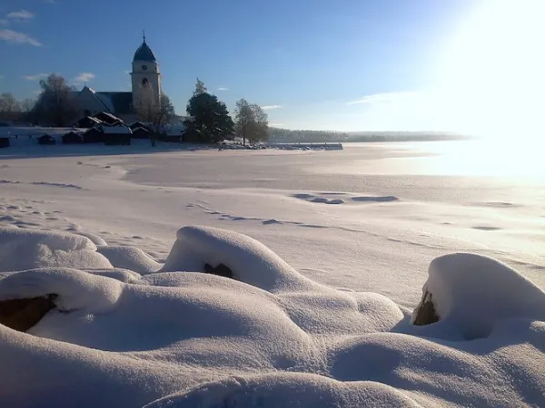 Snöig vy över Rättviks kyrka.