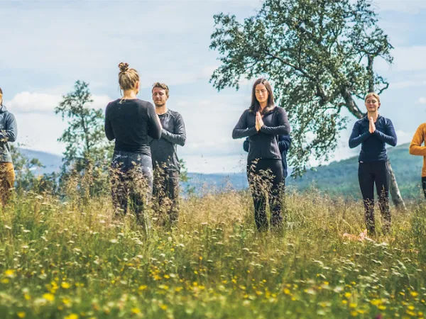 Folk som utövar Yoga.