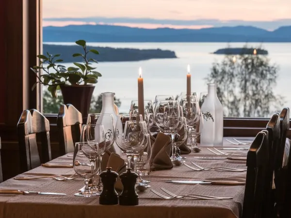 Uppdukat bord med utsikt över Siljan.