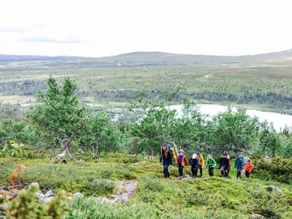 Människor som vandrar på fjäll.