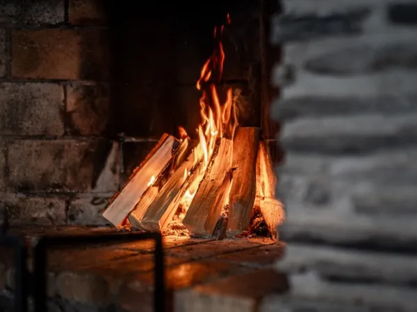 Eld som sprakar i en öppenspis.