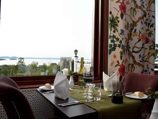 Ett bord uppdukat med tallrikar.