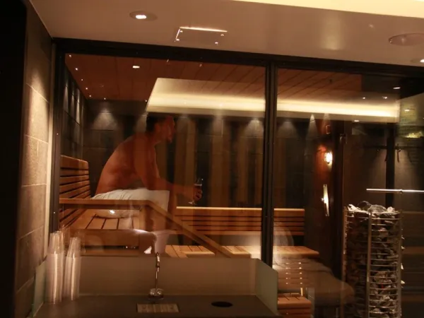 Kille som badar bastu på Åkerblads