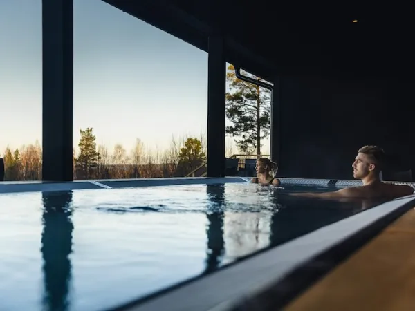 Två personer i pool.