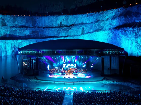 Dalhallas scen i blått ljus.