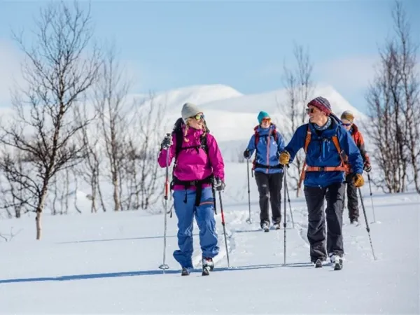 Par som går på turskidor.