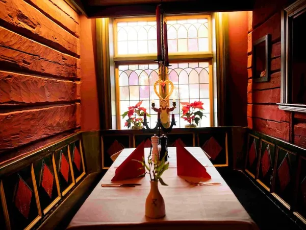 Uppdukat bord i restaurang.