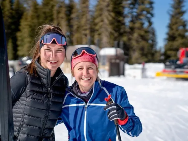 Två tjejer i skidspåret.