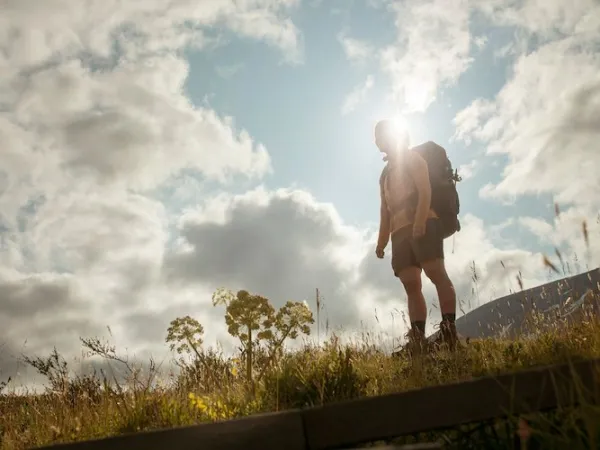 Kvinna på vandringsled.