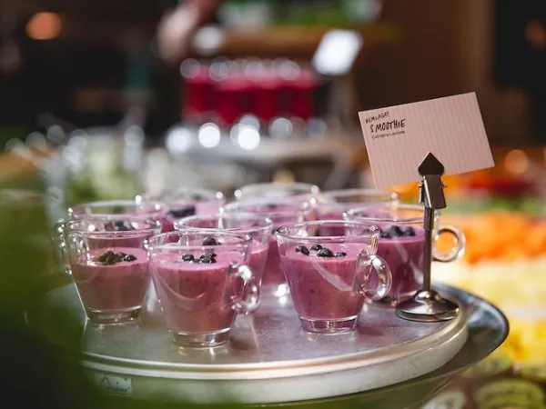 Smoothies på en bricka