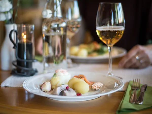 Servitör som dukar upp middag på bord.