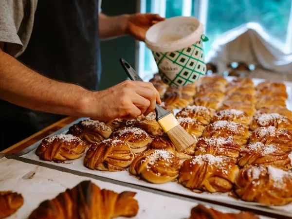 Bullar på en plåt som penslas.