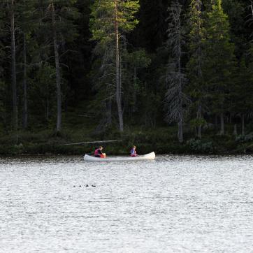 A canoe in a lake in Älvdalen.