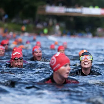 People competing on the Vansbrosimningen.