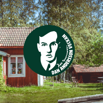 Falurött hus i grönskande trädgård med Dan Anderssons logga.