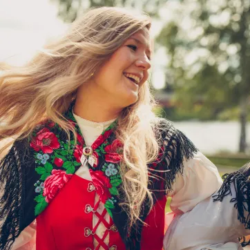 Girls dancing in midsummer clothes.